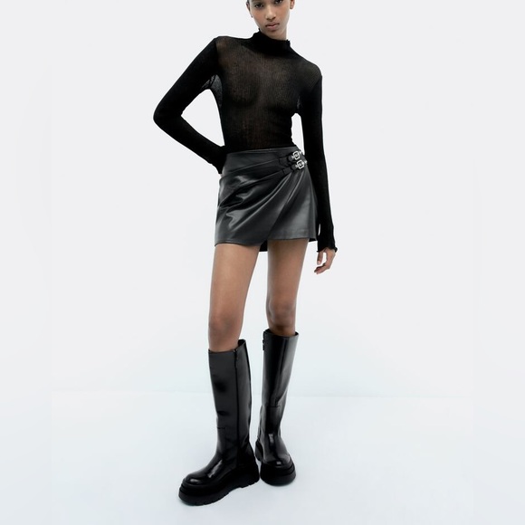 Zara faux leather mini skirt with buckles - Picture 4 of 4